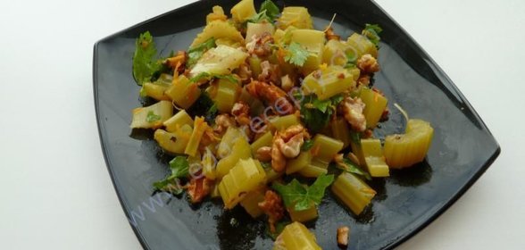 Салат Новинки с сельдереем и грецкими орехами