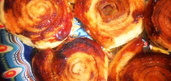 Слоеные булочки с корицей и медом