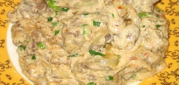 Куриная печень, тушеная со сметаной