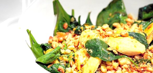 Теплый салат с курицей и шпинатом