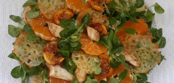 Салат с курицей, мандаринами и сырными чипсами