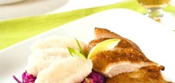 Куриные грудки в тмине с кисло-сладкой красной капустой