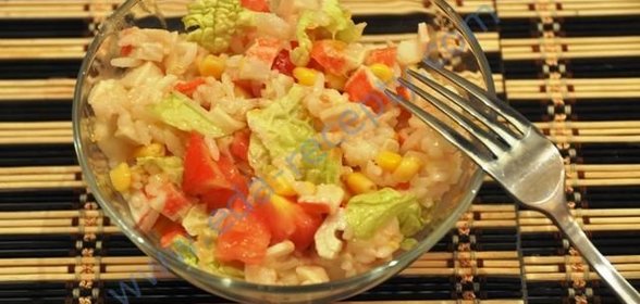 Салат крабовые палочки рис кукуруза и помидоры