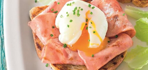 Яйца-пашот на тостах с ветчиной