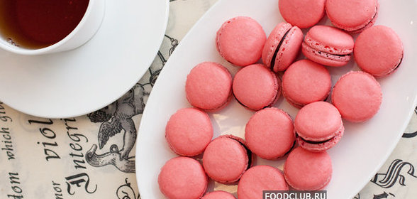 Малиновые макаронс