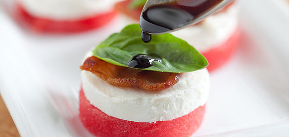 Закуска из арбуза, бекона и козьего сыра