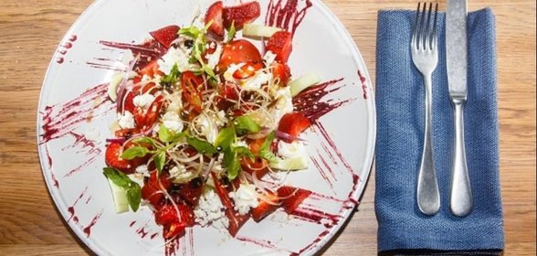 Салат из томатов с клубникой и брынзой