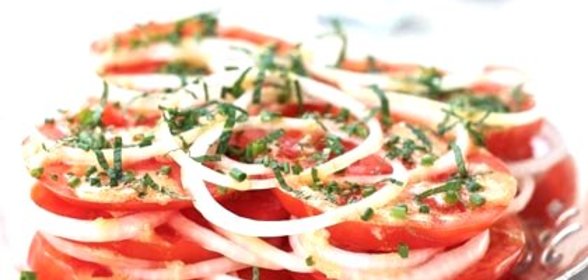 Салат из помидоров и лука