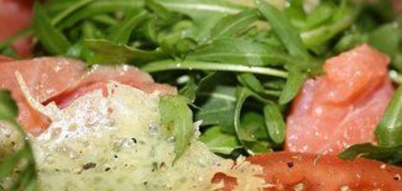 Легкий салат с вафлями из пармезана