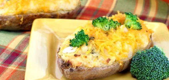 Сладкий картофель, фаршированный брокколи и фетой
