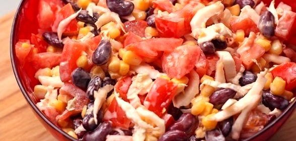 Салат из курицы, фасоли и овощей с йогуртовой заправкой