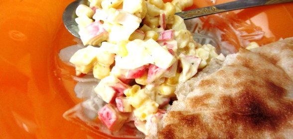 Салат с сухариками и крабовыми палочками