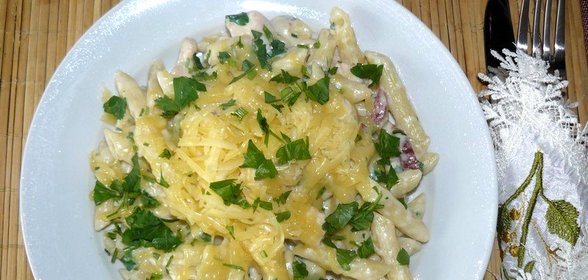 Паста с копченой колбасой и куриной грудкой в сливочном соусе