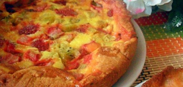 Заливной пирог с клубникой, ревенем и киви