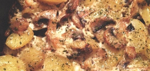 Картофель с грибами в сливках и зеленью