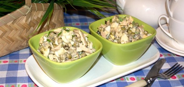 Салат из копченой курицы с черносливом