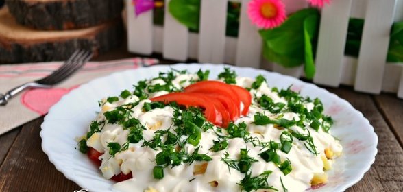 Слоеный салат с помидорами, сыром и яйцом