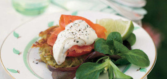 Копченая форель на картофельной лепешке со шнитт-луком, сметаной и хреном