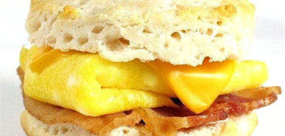 Бисквиты с чеддером и ветчиной