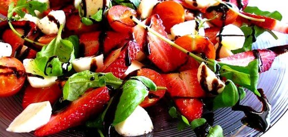 Салат из клубники и черри