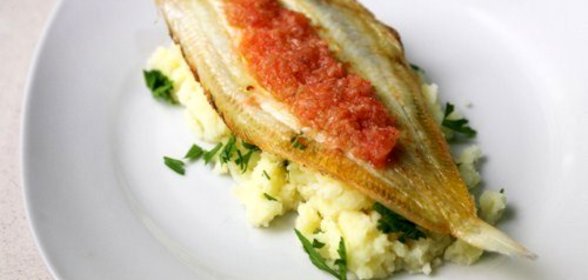 Жареная камбала с картофельным пюре и томатно-грушевым соусом