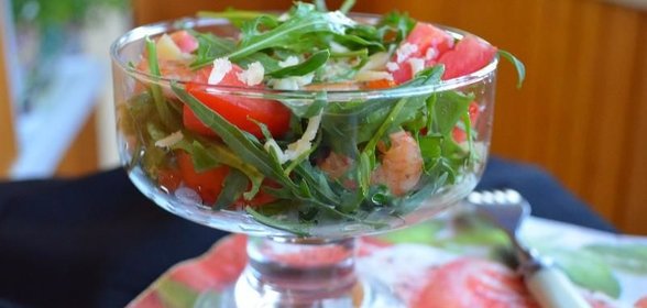 Салат с помидорами черри креветками и рукколой