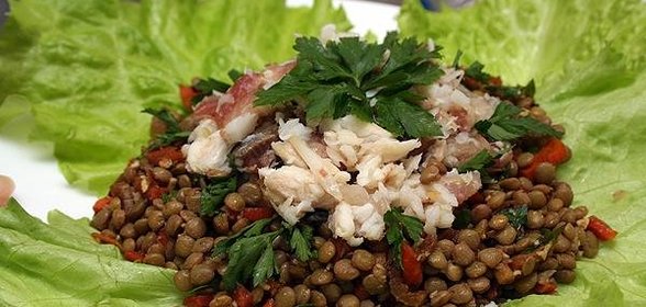 Салат из чечевицы с копченой рыбой