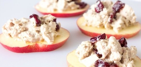 Салат с тунцом на яблочных дольках