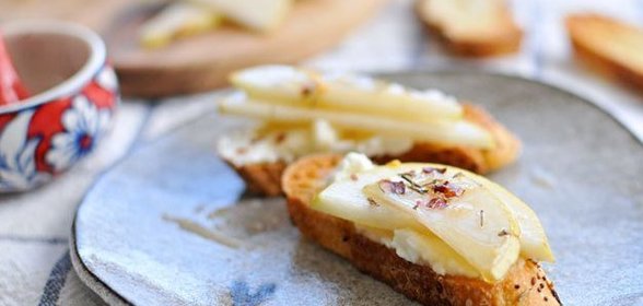 Брускетта с рикоттой и грушей