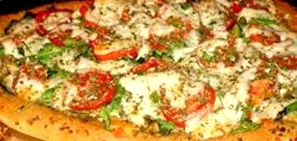 Пицца в виде сердца с овощами и пепперони