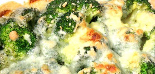 Запеканка из куриного фарша с капустой брокколи, яйцами и сыром