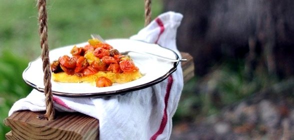 Полента с томатным соусом и базиликом