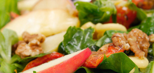 Зеленый салат с яблоками, сыром и орехами