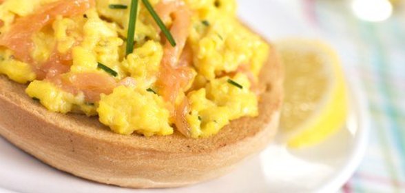 Омлет с копченым лососем и зеленым луком