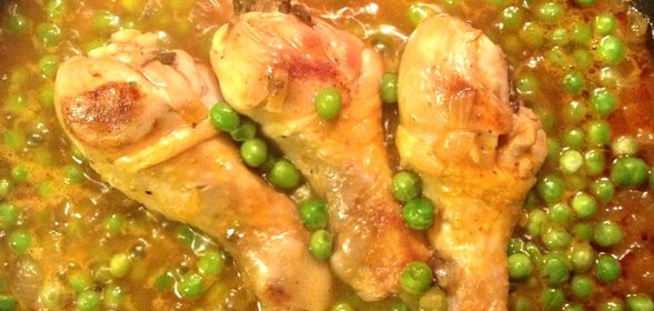 Куриные голени с зеленым горошком