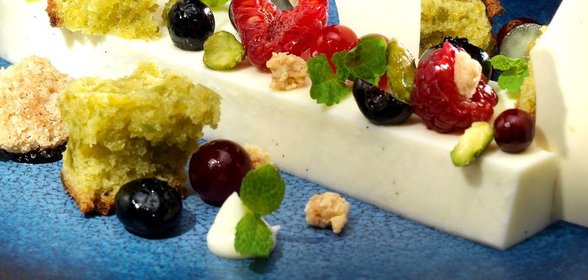 Йогуртовое желе с фисташковым кексом и ягодами