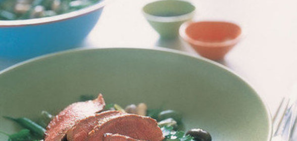 Салат из четырех сортов фасоли с вырезкой молодого барашка