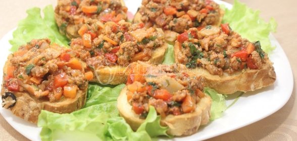 Бутерброды с фаршем и томатным соусом