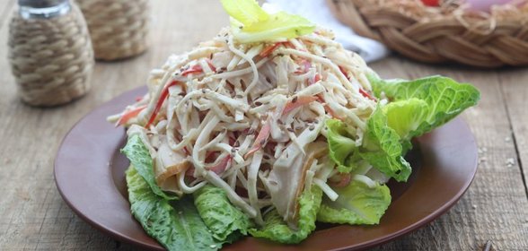 Салат из корня сельдерея с копченым палтусом
