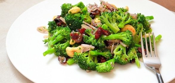 Салат из брокколи с сушеной клюквой