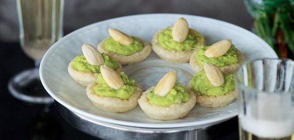 Тарталетки с салатом из цесарки и карри