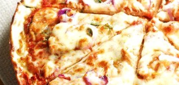 Пицца с курицей, базиликом и моцареллой