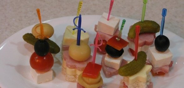 Закуска на шпажках с ветчиной