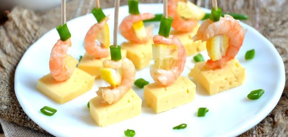 Канапе с креветками на шпажках