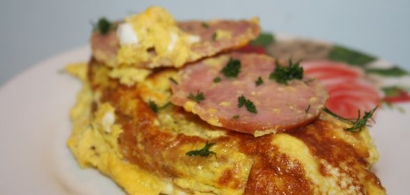 Королевский омлет на гренке с колбасой сальчичон (в мультиварке)