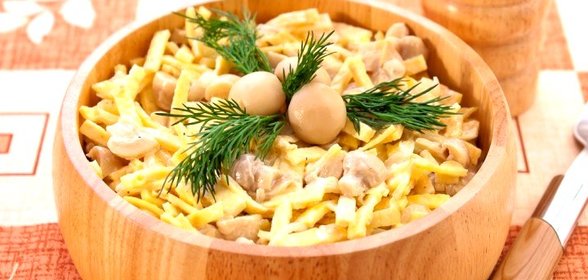 Салат с грибами, блинчиками и луком