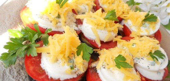 Башенки из баклажанов с помидорами, сыром и яйцом