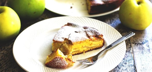 Творожный пирог с яблоками и сметаной