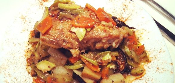 Курица с розмарином под овощами