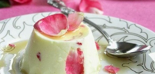 Шафрановый мусс из йогурта с цветочным медом и розовыми лепестками